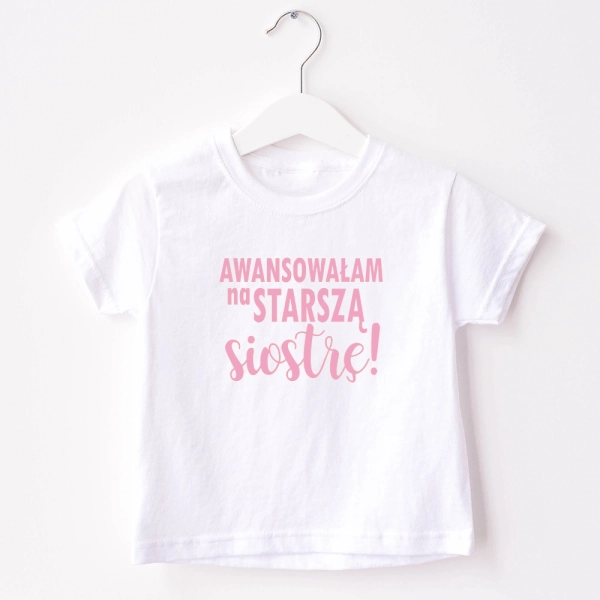 Biała-koszulka-awansowałam-na-starszą-siostrę-nadruk-różowy.webp
