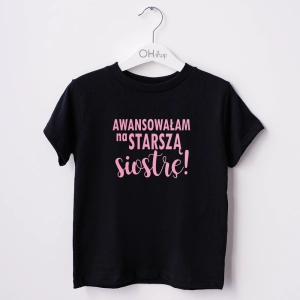 Czarna-koszulka-awansowałam-na-starszą-siostrę-nadruk-różowy.webp