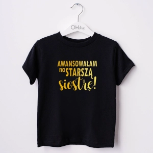 Czarna-koszulka-awansowałam-na-starszą-siostrę-nadruk-złoty.webp