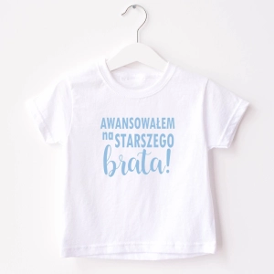 Biała-koszulka-awansowałem-na-starszego-brata-nadruk-błękitny.webp