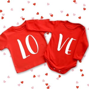 Czerwony-komplet-love-dla-rodzeństwa-koszulka-body.webp