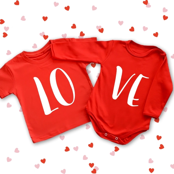 Czerwony-komplet-love-dla-rodzeństwa-koszulka-body.webp