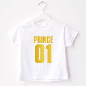 Biała-koszulka-dla-chłopca-prince-01-złoty.webp