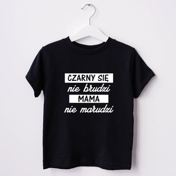 Czarna-koszulka-z-nadrukiem-czarny-się-nie-brudzi.webp