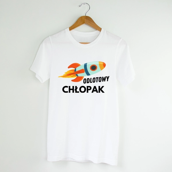 Biała-koszulka-z-nadrukiem-odlotowy-chłopak.webp