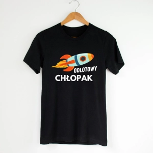 Czarna-koszulka-z-nadrukiem-odlotowy-chłopak.webp