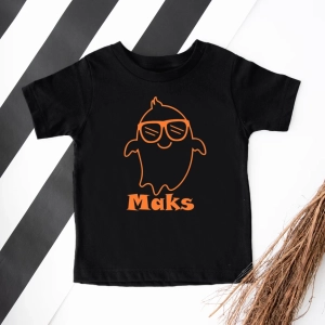 Czarna-koszulka-dla-chłopca-na-halloween-duszek-z-imieniem.webp