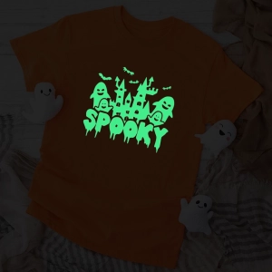 Pomarańczowa-koszulka-spooky-nadruk-świecący-w-ciemności.webp