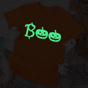 Pomarańczowa-koszulka-dynie-boo-nadruk-świecący-w-ciemności.webp