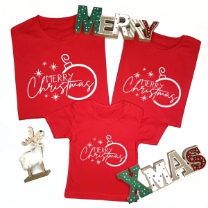 Czerwone-koszulki-zestaw-rodzinny-bombka-merry-christmas.webp