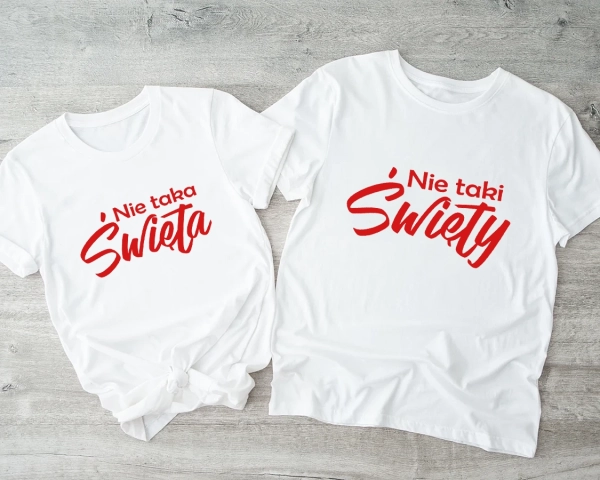 Białe-koszulki-dla-pary-nie-tacy-święci-czerwony-nadruk.webp