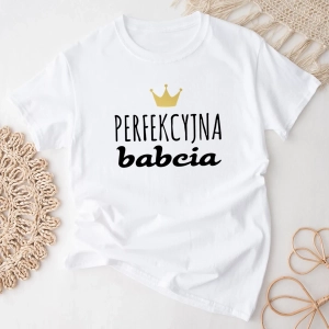 Biała-koszulka-z-nadrukiem-perfekcyjna-babcia.webp
