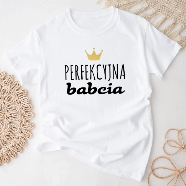Biała-koszulka-z-nadrukiem-perfekcyjna-babcia.webp