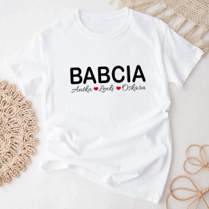 Biała-koszulka-babcia-z-imionami-wnuków.webp