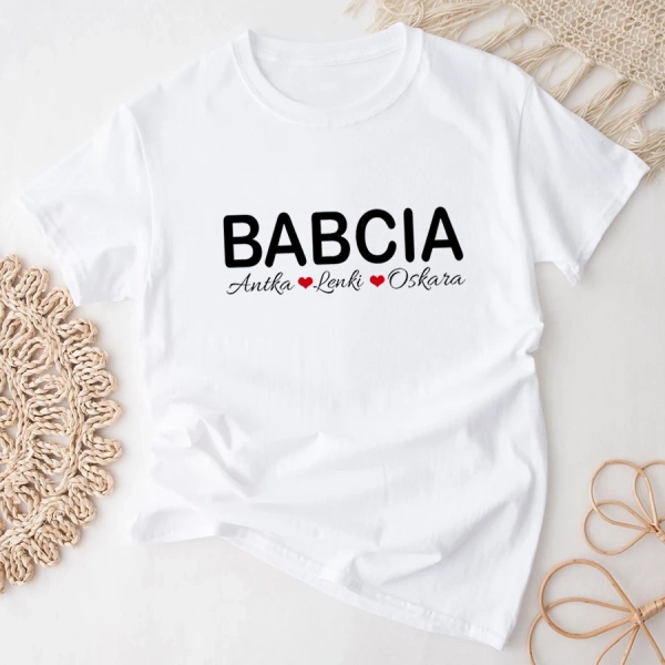 Biała-koszulka-babcia-z-imionami-wnuków.webp