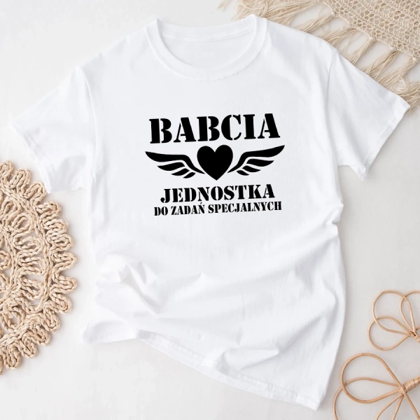Biała-koszulka-babcia-jednostka-do-zadań.webp