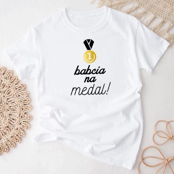 Biała-koszulka-babcia-na-medal.webp