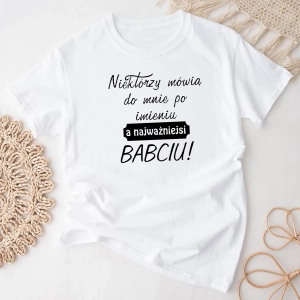 Biała-koszulka-najważniejsi-mówią-babciu.webp