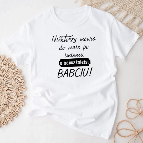 Biała-koszulka-najważniejsi-mówią-babciu.webp