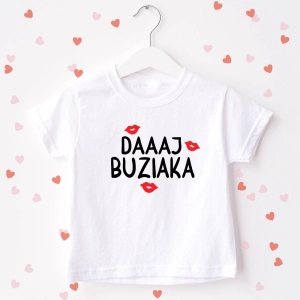 Biała-koszulka-dziecięca-daj-buziaka.webp