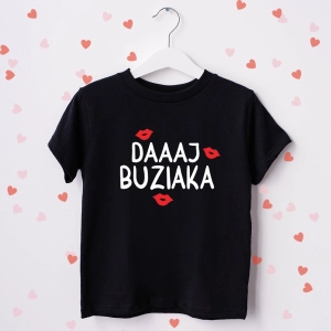 Czarna-koszulka-dziecięca-daj-buziaka.webp