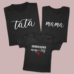 Czarne-koszulki-komplet-serduszko-mamy-taty.webp