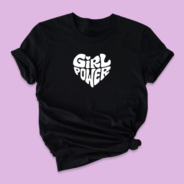 Czarna-koszulka-damska-girl-power-serce.webp
