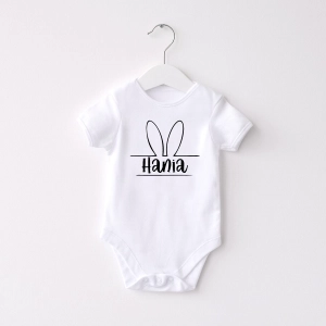 Białe-body-krótki-uszy-zajączka-imię.webp