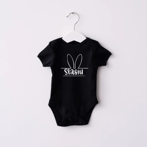 Czarne-body-krótki-uszy-zajączka-imię.webp