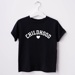 Childhood-serce-czarna-koszulka-dziecięca.webp