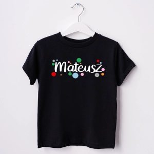 Czarna-koszulka-dziecięca-imię-kropki.webp