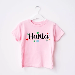 Rozowa-koszulka-dziecięca-imię-kropki.webp