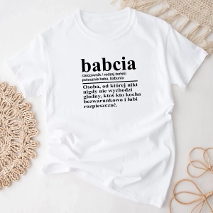 Biala-koszulka-z-nadrukiem-definicja-slowa-babcia.webp