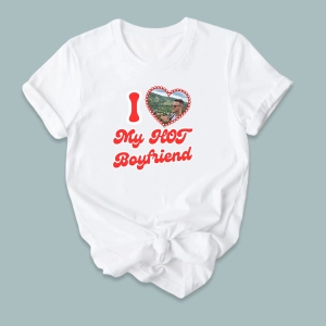 Biała-koszulka-damska-i-love-boyfriend-zdjęcie.webp