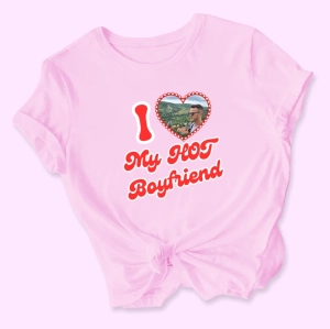 Różowa-koszulka-damska-i-love-boyfriend-zdjęcie.webp