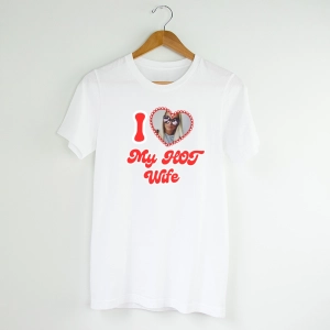 Męska-biała-na-wieszaku-i-love-my-hot-wife.webp