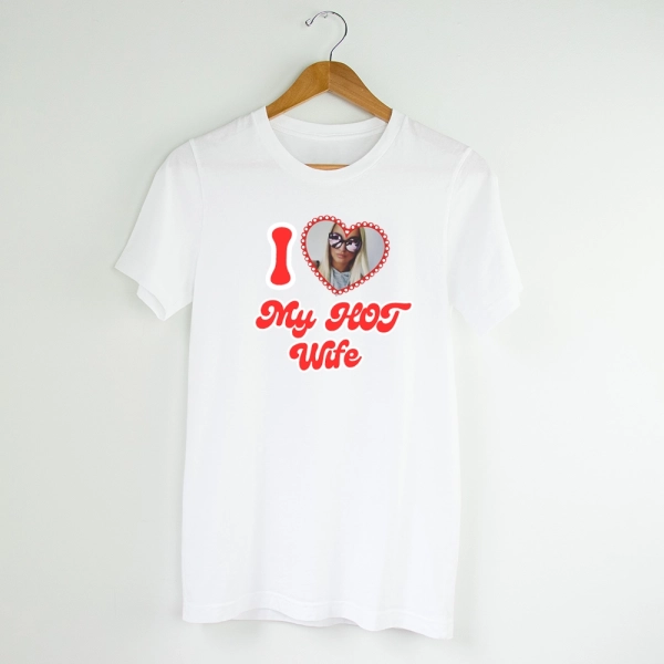 Męska-biała-na-wieszaku-i-love-my-hot-wife.webp