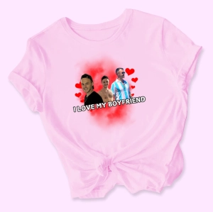 Różowa-koszulka-damska-bootleg-i-love-boyfriend.webp