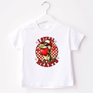 Biala-koszulka-dla-chlopca-i-steal-hearts.webp