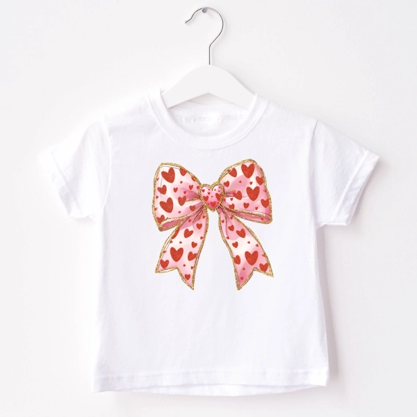 Biala-koszulka-dla-dziewczynki-rozowa-kokarda-w-serca.webp