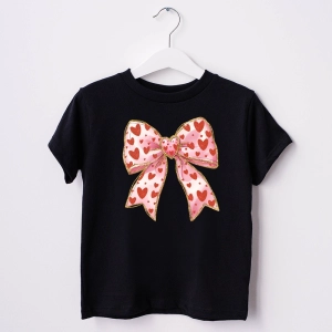 Czarna-koszulka-dla-dziewczynki-rozowa-kokarda-w-serca.webp