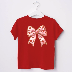 Czerwona-koszulka-dla-dziewczynki-rozowa-kokarda-w-serca.webp