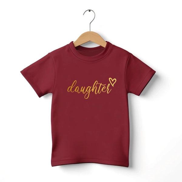 Daughter-koszulka-burgundowa-zloty-nadruk.webp