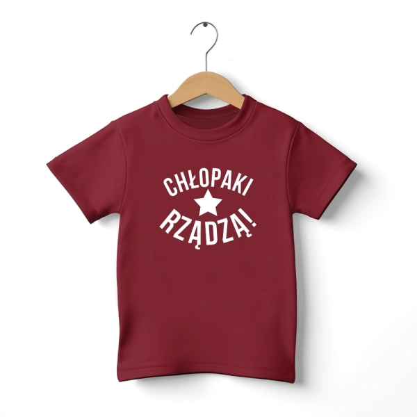 Chlopaki-rzadza-koszulka-burgundowa-bialy-nadruk.webp