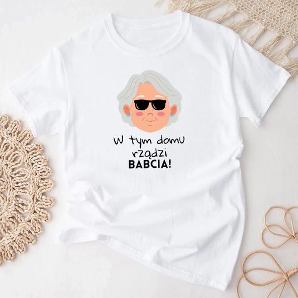 Biala-koszulka-w-tym-domu-rzadzi-babcia-rozmiar-M.webp