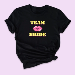 Czarna-koszulka-damska-team-bride-usta.webp