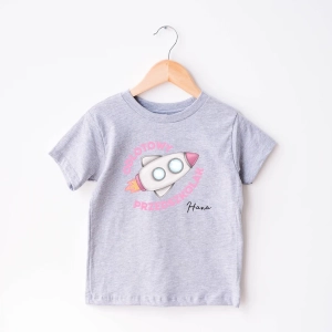 Szara-koszulka-dziecięca-odlotowy-przedszkolak-różowa-rakieta.webp