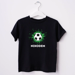Czarna-koszulka-dziecięca-piłka.webp