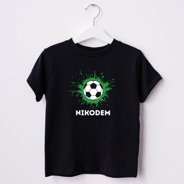Czarna-koszulka-dziecięca-piłka.webp