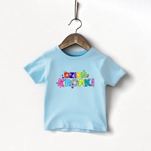 Blekitna-koszulka-dziecieca-dzień-kropki.webp